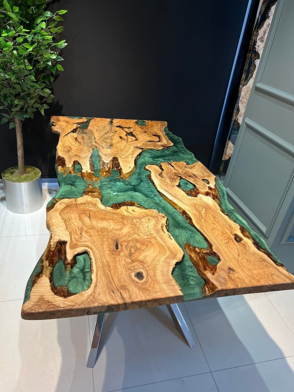 Curvy edges resin table for your home interiors and office 